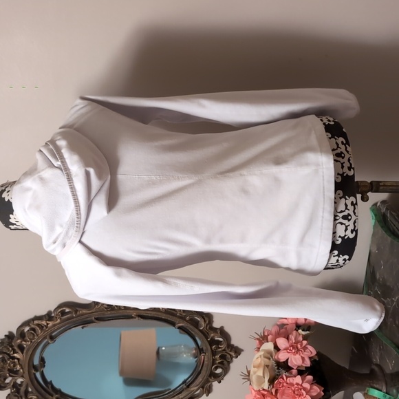 The North Face Women's White Hoodie - Picture 2 of 12